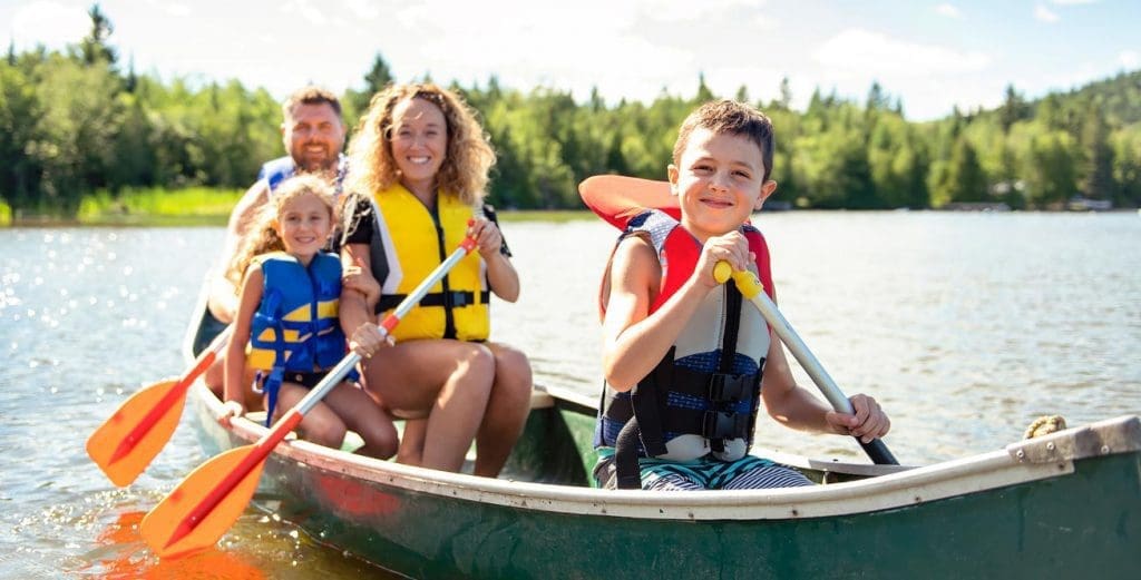 Photo d'une famille en canoë ensemble