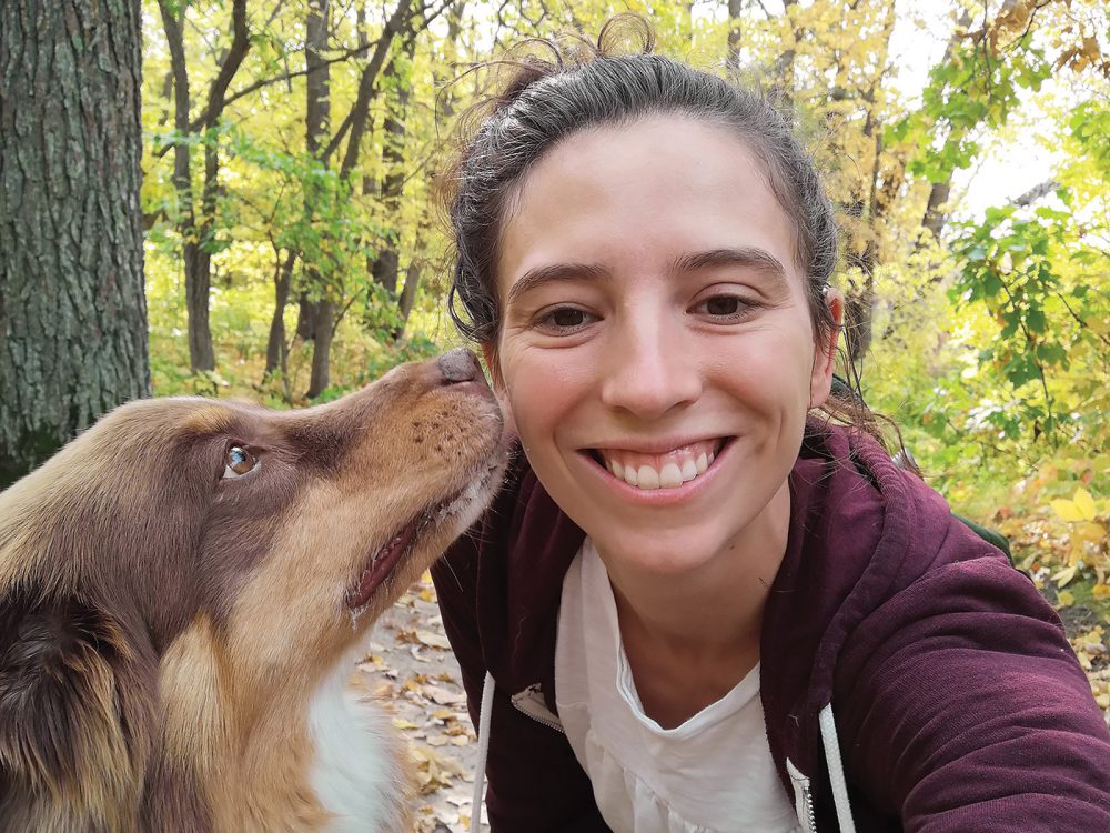 Mariane Bolla, chef de l'éducation de CIC (avec son chien), travaille avec son équipe afin de préparer la jeune relève de conservationnistes.