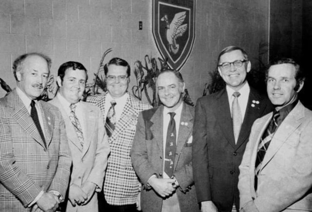 Photo de 1974 du Tillsonburg News montrant les participants au dîner de Long Point et les membres du comité : (de gauche à droite) J. Keith Reynolds, ministère des Ressources naturelles de l'Ontario ; D. Stewart Morrison, DUC ; Jack Rice, comité de Long Point ; Hazard Campbell, DU ; Elmer Quintyn, comité de Long Point ; et W.H. Charleton, ministère des Ressources naturelles de l'Ontario.