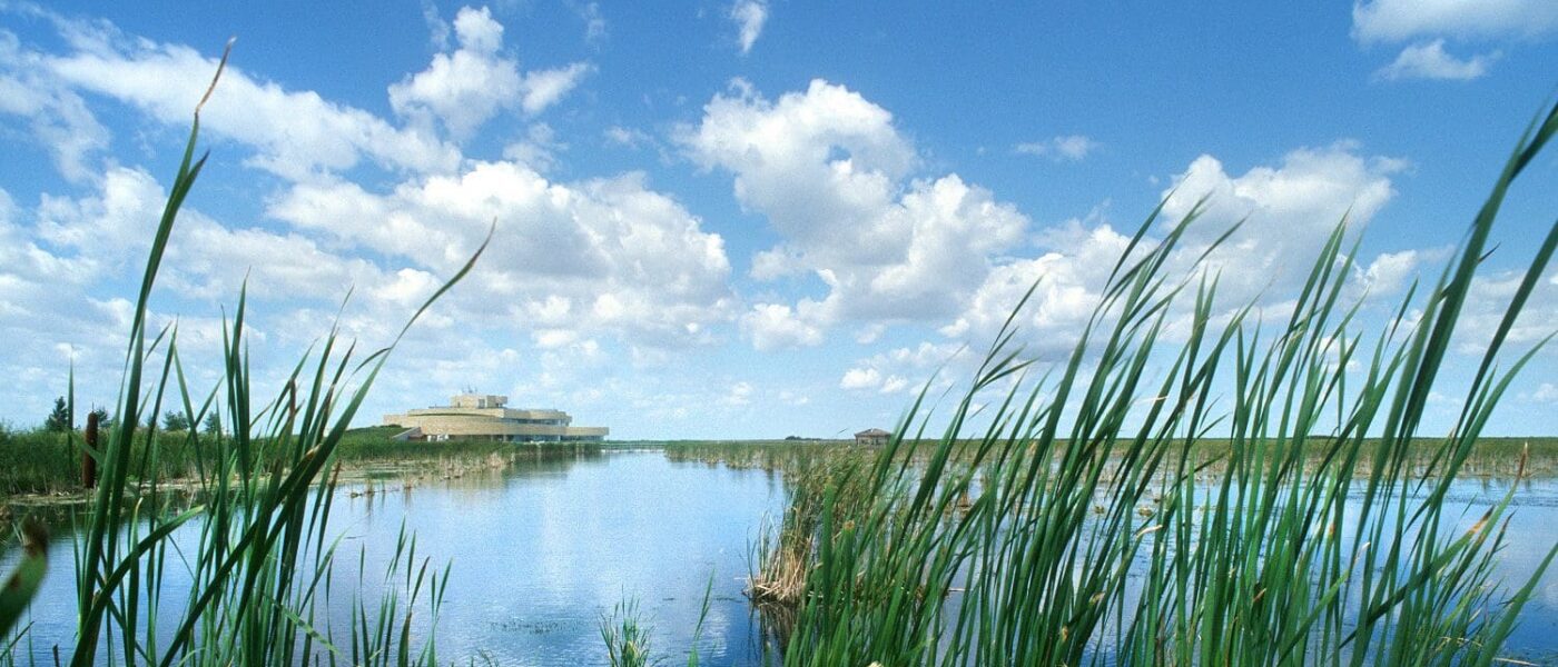 Vue du Harry J. Enns Wetland Discovery Centre au marais Oak Hammock, Manitoba.