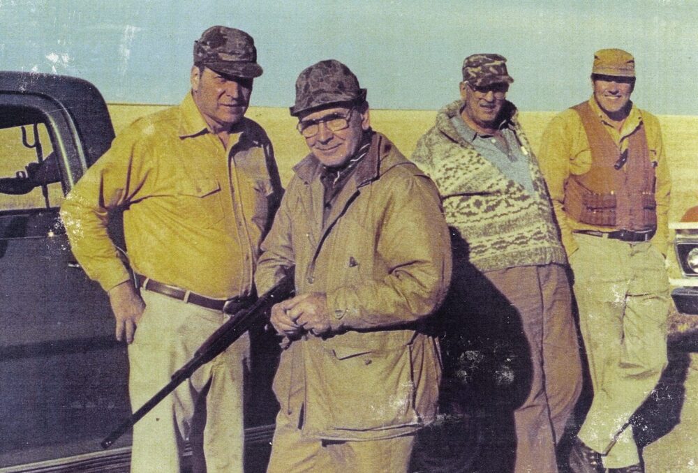 Glen et Ralph Michelson ont organisé, dans le Sud de l’Alberta, de nombreuses et fructueuses opérations de chasse à la sauvagine et aux oiseaux des terres hautes, notamment cette expédition de 1981 près de Foremost. Sur la photo, de gauche à droite : Ralph Michelson, Angus Gavin, ex directeur général de CIC, Fred Sharp et Glen Michelson.
