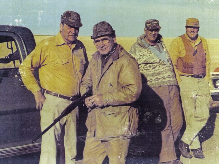 Glen et Ralph Michelson ont organisé, dans le Sud de l’Alberta, de nombreuses et fructueuses opérations de chasse à la sauvagine et aux oiseaux des terres hautes, notamment cette expédition de 1981 près de Foremost. Sur la photo, de gauche à droite : Ralph Michelson, Angus Gavin, ex directeur général de CIC, Fred Sharp et Glen Michelson.