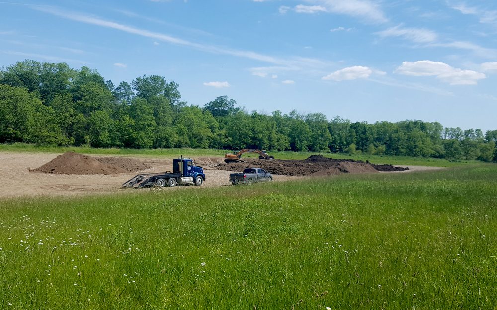 À l’été 2017, les travaux de restauration allaient bon train dans ce petit projet de milieu humide situé sur une propriété agricole de 109,2 hectares à la lisière de la rivière Thames.