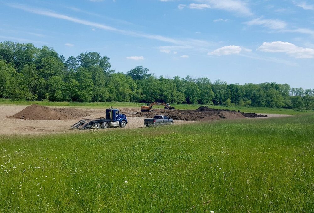 À l’été 2017, les travaux de restauration allaient bon train dans ce petit projet de milieu humide situé sur une propriété agricole de 109,2 hectares à la lisière de la rivière Thames.