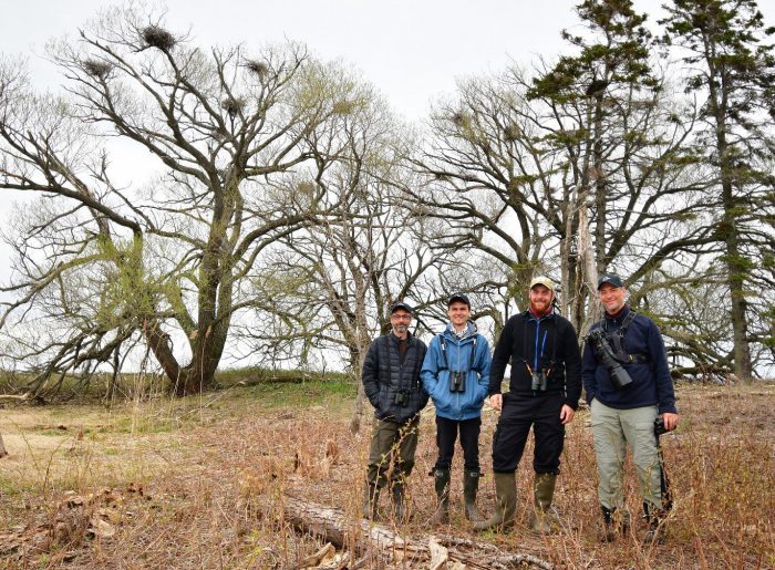 Les membres de l'équipe des Z'Ailés sur l'île aux Loups Marins, le site choisi pour leur Grand Défi. De gauche à droite : Steeve R. Baker, Gabriel Beaupré-Lacombe, Rémi Bédard et Patrice Babeux.