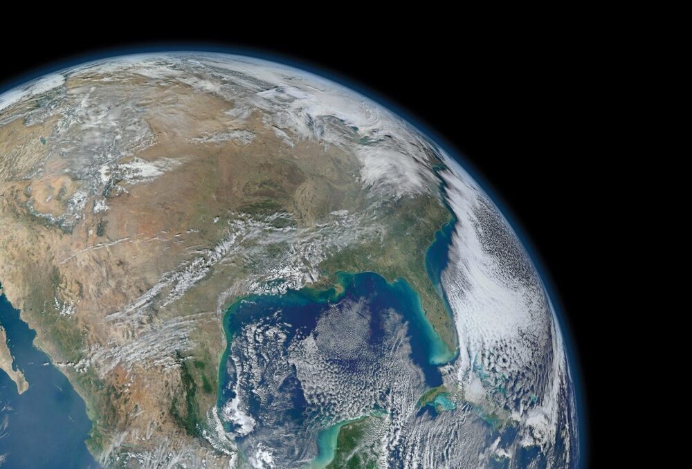 Dans l’espace, le parc de satellites d’observation terrestre de la NASA continue de fonctionner, en transmettant des images qui révèlent une amélioration prodigieuse de la qualité de l’air de notre planète.