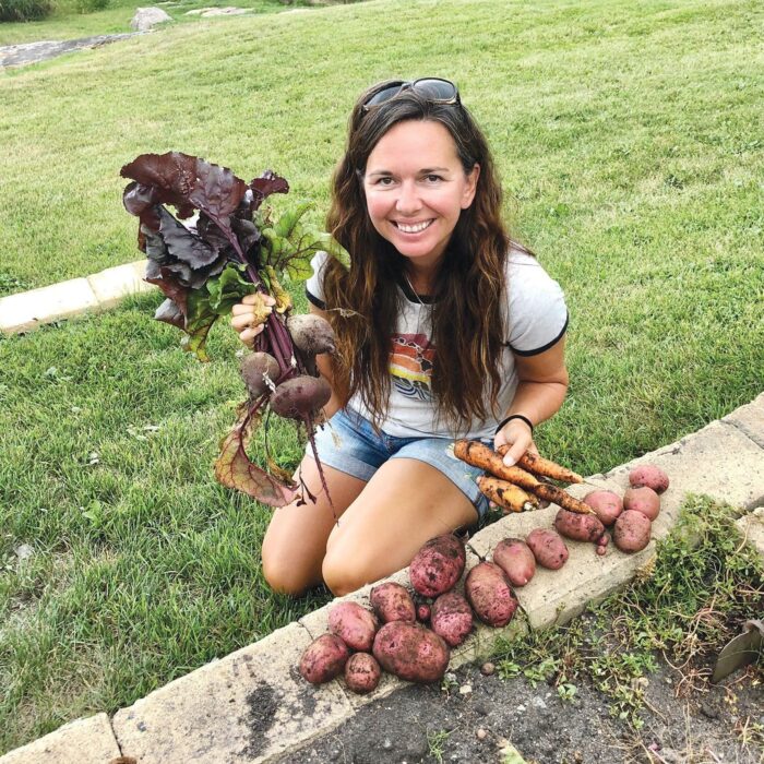 Michelle Trudeau récolte les légumes de son potager au lac Black Sturgeon en Ontario.