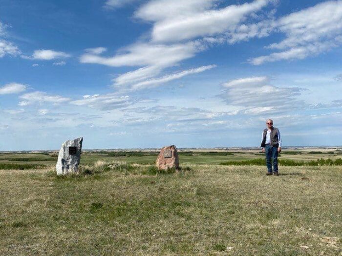 Voici Terry Baker debout à côté des pierres commémoratives qui marquent l’attachement de sa famille à la grande cause de la conservation.