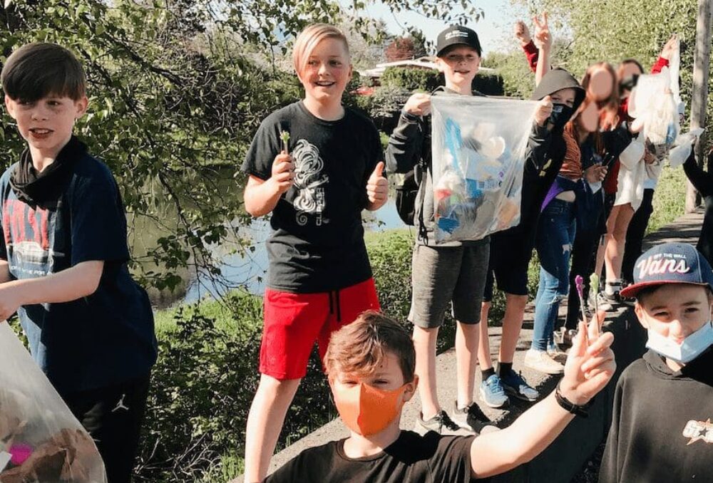 La classe de 6e année de l'école intermédiaire de Chilliwack pose pour une photo après avoir nettoyé une mileux humide locale. CIC a reconnu les efforts de cette classe comme des héros des zones humides plus tôt cette année.