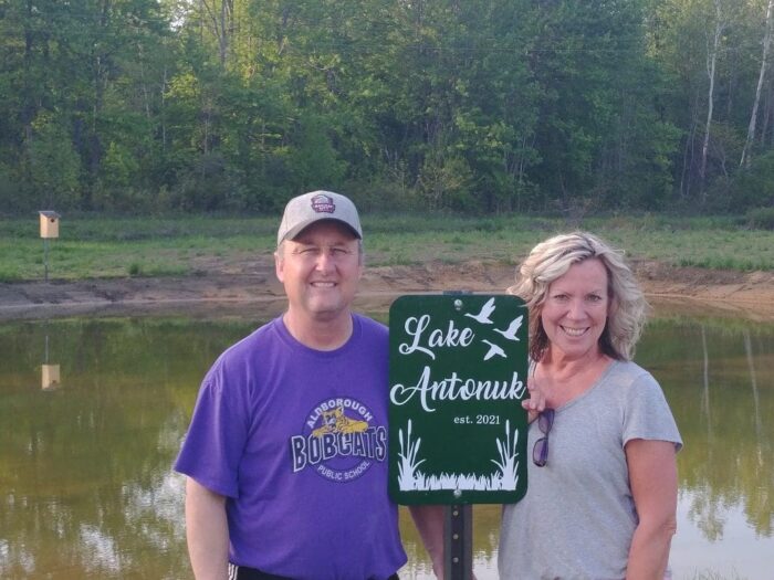 Scott et Linda Dunn ont aménagé, aux abords du lac Érié, un nouveau milieu humide modeste sur le domaine agricole familial. Ce nouvel habitat viendra capter et filtrer les eaux de ruissellement en surface avant qu’elles se déversent dans le lac. 