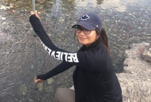 L’Héroïne des milieux humides de Waswanipi met au jour le plastique enfoui dans les cours d’eau