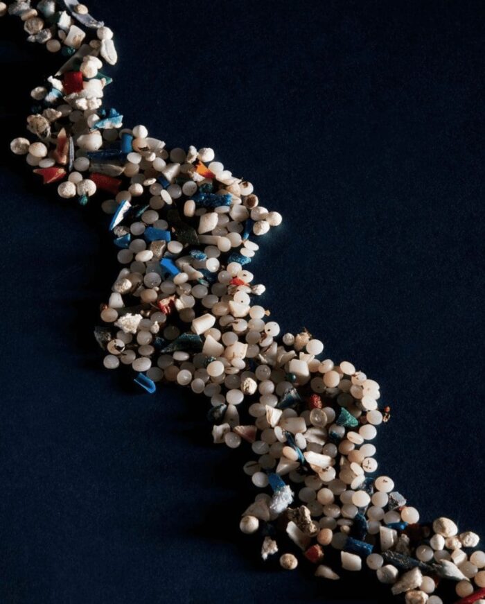 Traci Blacksmith affiche sur Instagram les granulés de plastique ramassés dans la rivière des Outaouais.
