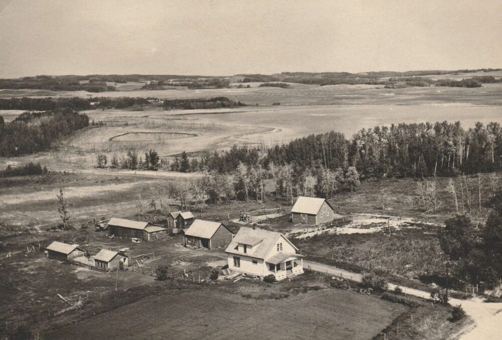  L'exploitation agricole que la famille appelait « Domaine Elsie », tel qu'il apparaissait avant 1963 lorsqu'un grave incendie a rasé environ un tiers de la cour. 