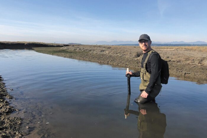 Matt Christensen, spécialiste de la conservation de CIC, plongé dans ses travaux de recherche sur l’élévation du niveau des mers dans le delta du fleuve Fraser. 