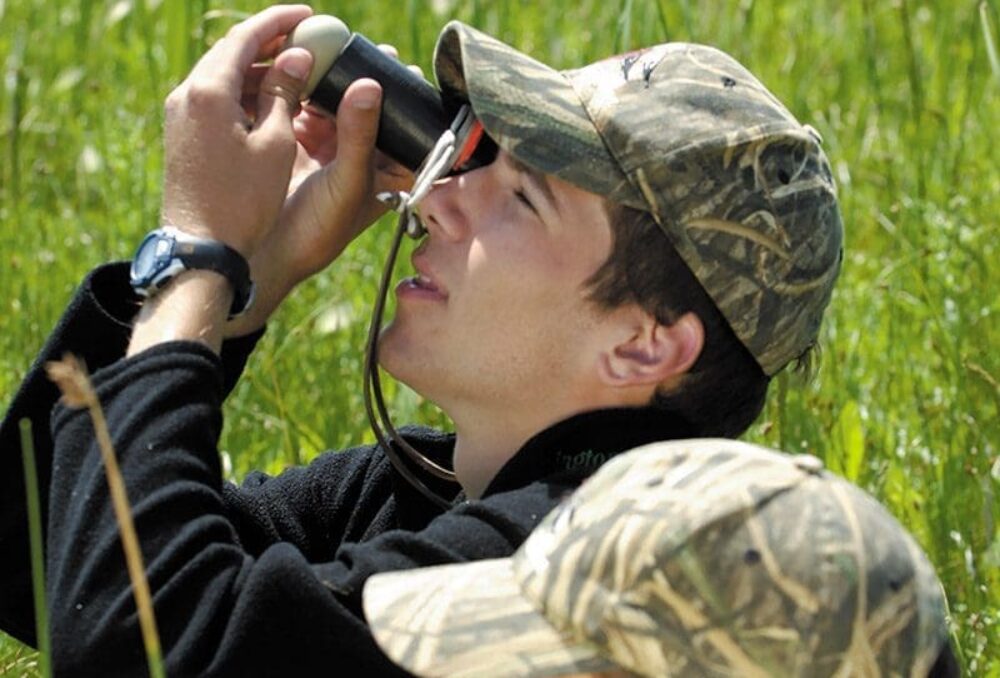 Le jeune Mitch Weegman mire l’œuf d’un fuligule avec son frère jumeau Matt. Tous deux enthousiastes et avides de connaissances à propos du règne de la nature, ils ont commencé à s’intéresser aux canards. 