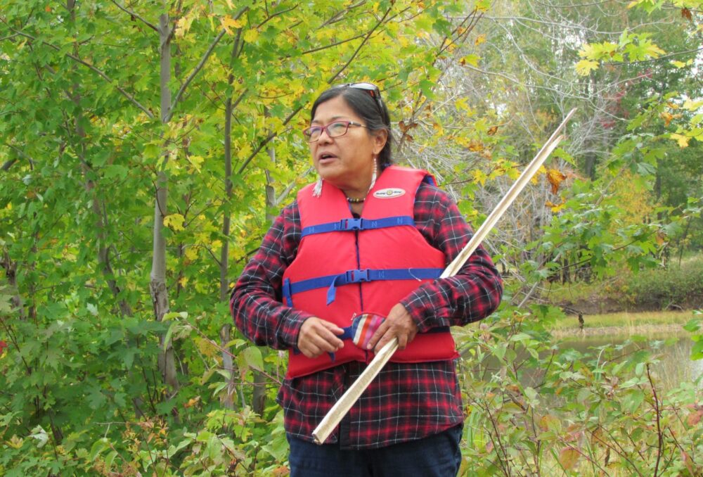 Cecelia Brooks s’adresse à ceux et celles qui participent à la récolte du riz sauvage.