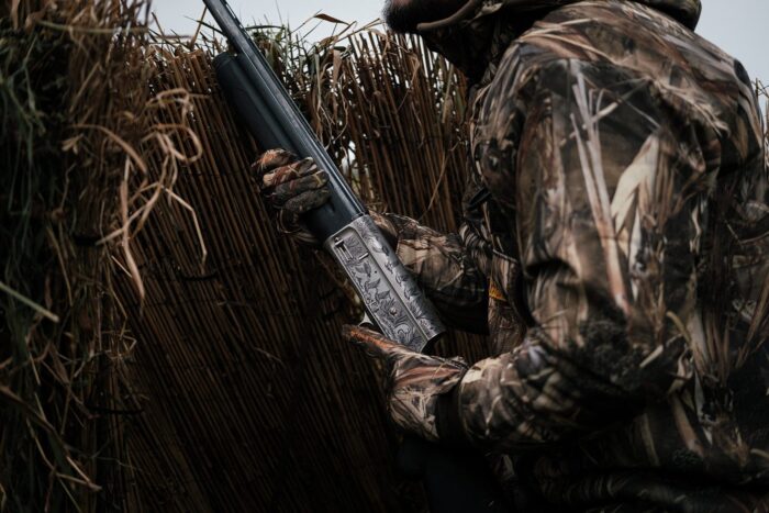 Dan Otway (ci-dessus), l’un des mentors en vedette dans Under the Wing, est président de Pitt Meadows Gun Club — club de tir au pigeon d’argile mené par des bénévoles et qui a enseigné à Alexa à manier un fusil de chasse. Il est aussi cofondateur et membre du club Pitt Waterfowlers, qui installe chaque année une soixantaine de nichoirs pour les canards cavicoles dans l’AGF de Pitt-Addington. « Mes mentors ont été exceptionnels et ont joué un rôle énorme dans mon expérience. J’ai beaucoup appris dans cette excursion, et j’ai aussi enrichi mes connaissances, puisqu’ils m’ont transmis leur savoir-faire.  « Au début, j’étais nerveuse (d’apprendre à tirer avant de chasser). Un fusil est une arme très puissante, qui peut même être très dangereuse si on ne fait pas attention.  « Je me rappelle avoir fracassé le premier pigeon d’argile. Je me suis dit que c’était un coup de chance. Puis, j’en ai atteint encore d’autres. Je n’avais pas vraiment de point de comparaison. Après en avoir parlé à mon père, j’ai su que c’était plutôt réussi. » - Alexa McFadden