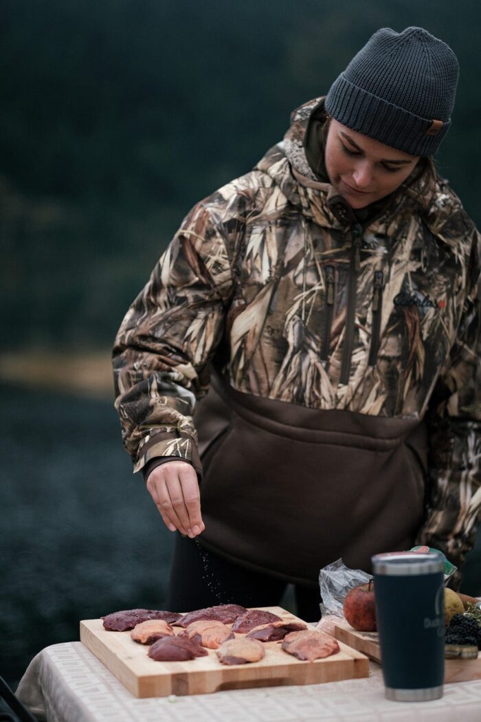 « J’étais ravie de goûter le canard, mais j’étais aussi un peu mal à l’aise. Je ne mange pas beaucoup de viande. Ce que Josh m’a enseigné sur les éléments naturels de l’environnement — par exemple que le canard mangeait déjà des petits fruits — était vraiment prodigieux, et j’ai appris à respecter cet animal à un autre niveau.  « J’étais assise, aux côtés de mes mentors, à table au beau milieu du marais Pitt-Addington, devant la nourriture que nous avions récoltée, et je pouvais faire le point — du début à la fin — sur tout le chemin que j’avais parcouru dans la formation que m’avaient donnée mes mentors : je vivais un moment extraordinaire. » - Alexa McFadden