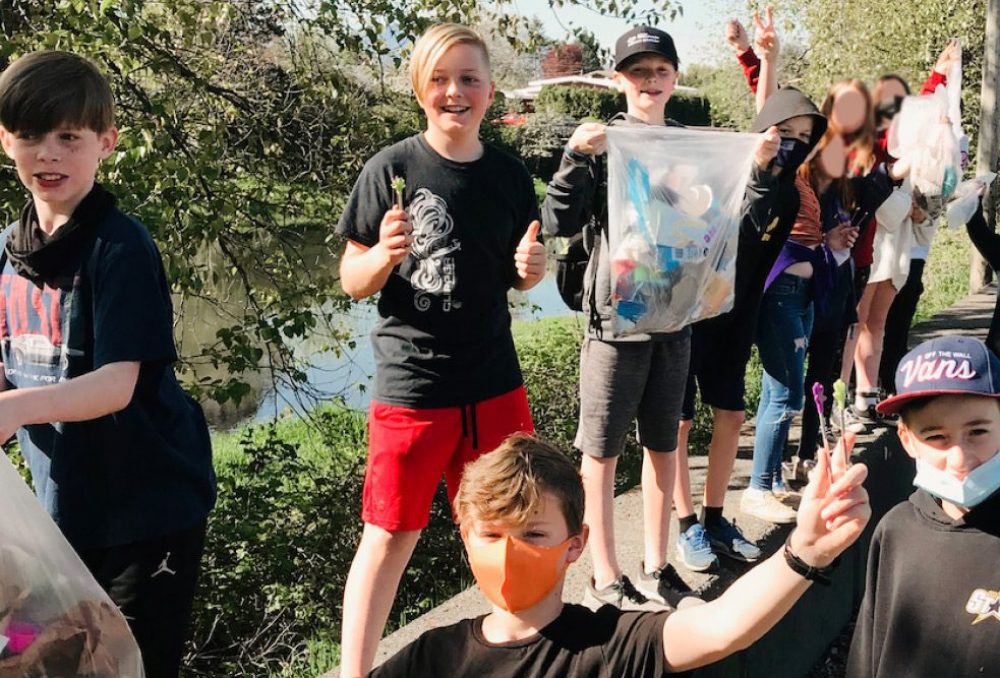 La classe de 6e année de l'école intermédiaire de Chilliwack pose pour une photo après avoir nettoyé une mileux humide locale. CIC a reconnu les efforts de cette classe comme des héros des zones humides plus tôt cette année.