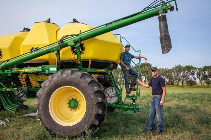 Paul Thoroughgood avec son fils Nolan sur la ferme familiale en Saskatchewan.