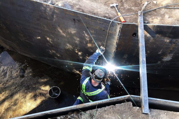 Installé des ouvrages de régulation avec prises et sorties d’eau dans de nombreux milieux humides.