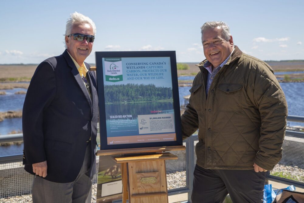 Ron Gardner, président de Collectes de fonds novatrices et David Blom, président du conseil d'administration de Canards Illimités Canada.