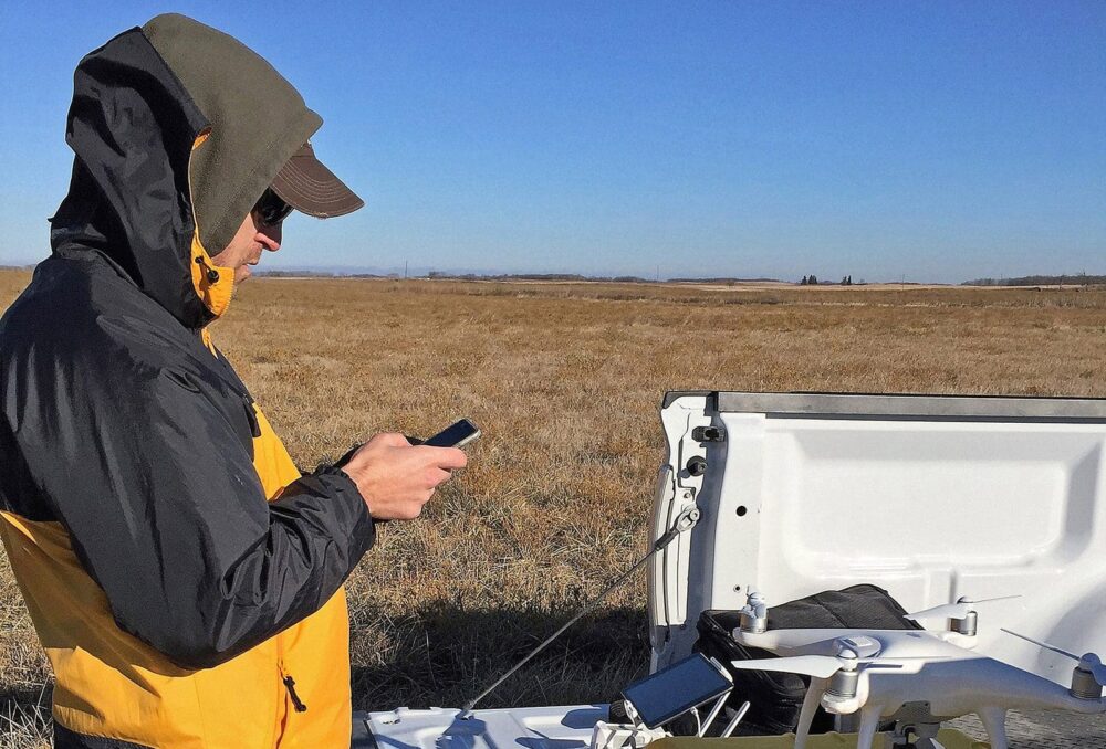 Chercheur de CIC utilisant un drone en Saskatchewan.