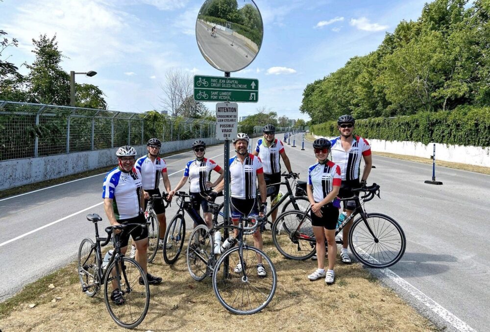 Des participants au Tour pour la conservation Québec 2021 (dont Theo Deezar, à l’extrême droite et Roger d’Eschambault, au milieu) font une pause sur le circuit de Formule 1 à Montréal qui a été utilisé pour leur événement, qui a permis de récolter environ 35 000 $ pour CIC.