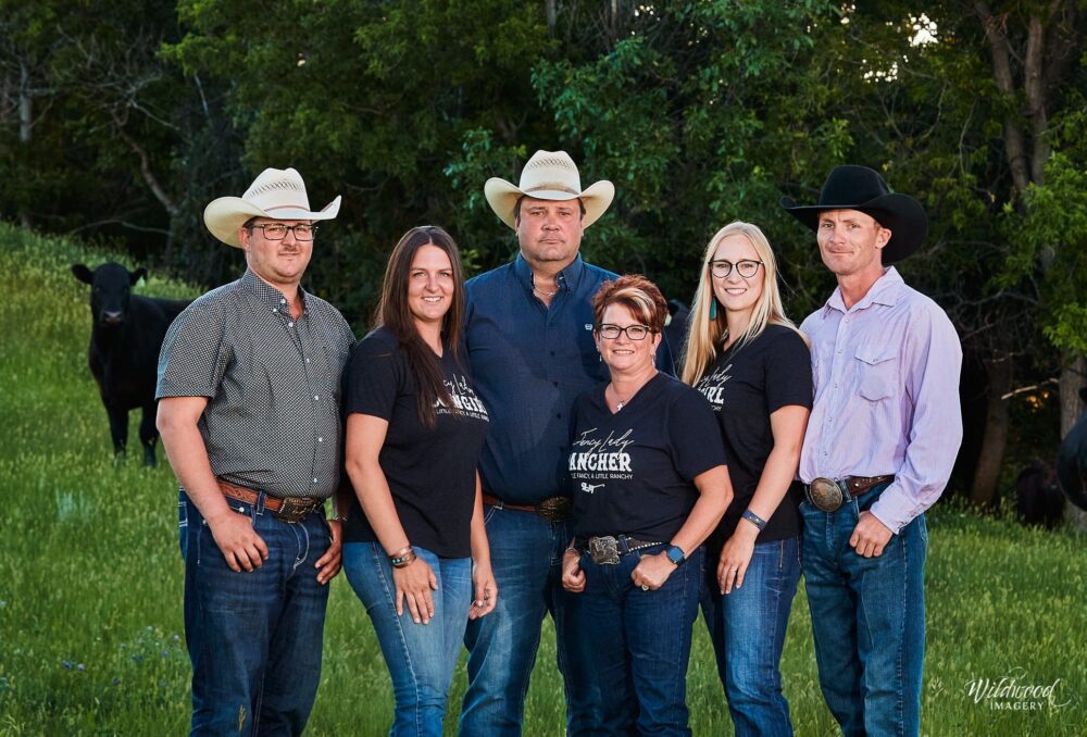  Jason et Karla Hicks, ainsi que leurs enfants adultes, exploitent Bluestone Stock Farms, qui fait paître en rotation jusqu'à 1 500 têtes de bétail sur des terres situées dans les collines ondulantes et les fondrières du Missouri Coteau, en Saskatchewan, qui appartiennent à leur famille depuis cinq générations. C'est leur approche pragmatique de la gestion des terres pour protéger leur santé et leur résilience face aux extrêmes des prairies qui a contribué à assurer leur pérennité dans un secteur difficile.