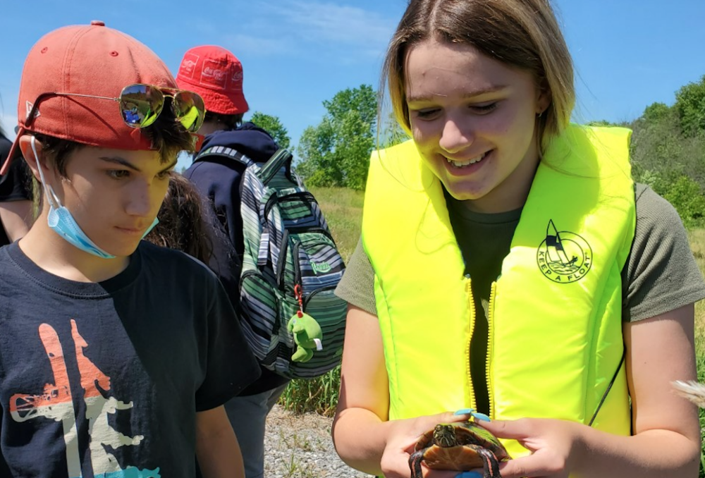 Des élèves du CEMH de Papineau apprennent à reconnaître les reptiles au parc national de Plaisance.