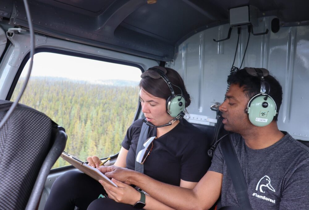 Gardienne de la nation Dane nan yḗ dāh, Kyla Magun, de Kaska Dena, participe, aux côtés de James Varghese, analyste en télédétection du Programme national de la forêt boréale, à un échange de connaissances et à des activités de formation.