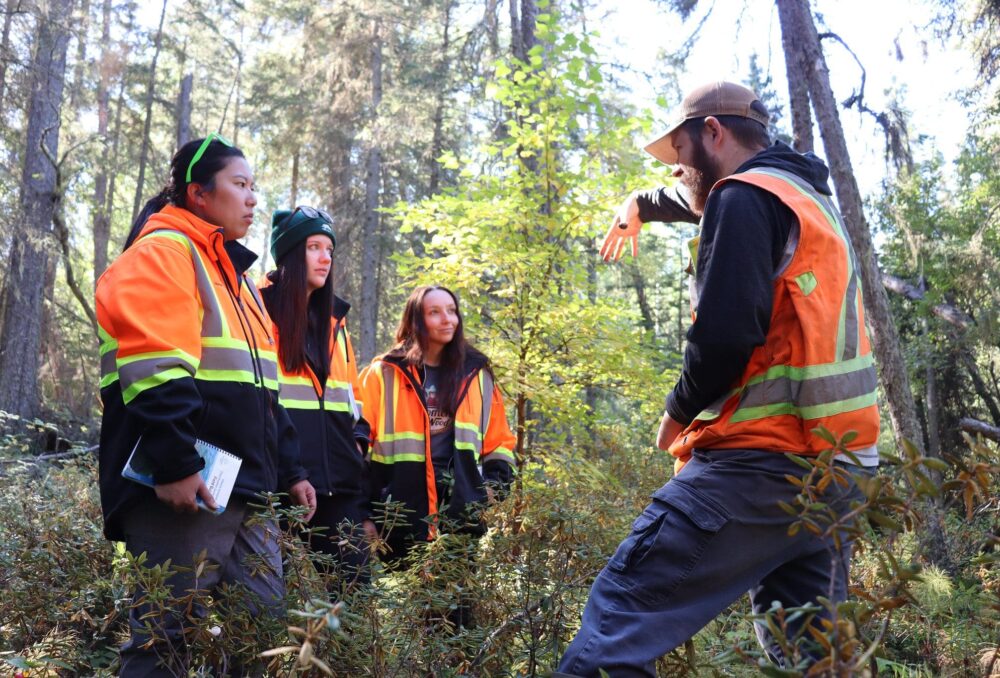 Rick Murray, spécialiste des programmes de conservation de CIC, décrit les caractéristiques des sols des milieux humides lors d'une visite sur le terrain avec des professionnels de l'industrie forestière à Slave Lake, en Alberta, dans le cadre d'un partenariat de partage des connaissances.
