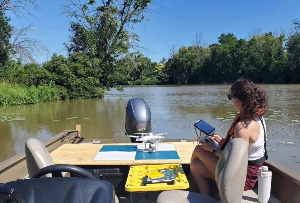 Des biologistes de CIC utilisent un drone pour capturer des images des infestations de châtaigne d'eau européenne dans une voie navigable de l'Ontario.