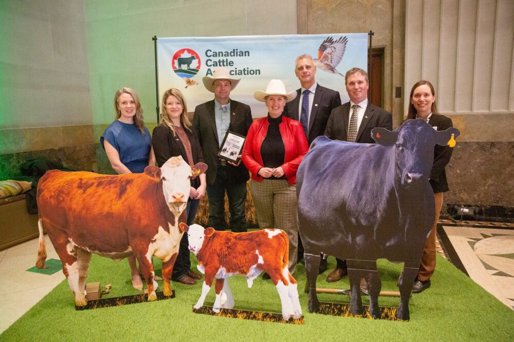 De gauche à droite : Fawn Jackson, CIC; Kristine Tapley, CIC; Ryan Beierbach, TRCBD; Marie-Claude Bibeau, Ministre de l'Agriculture et de l'Agroalimentaire; Paul Thoroughgood, CIC; Nathan Phinney, ACB; Monica Hadarits, TRCBD.