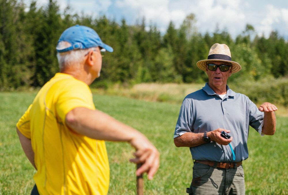 David McLachlin, biologiste de CIC, s'entretient avec un propriétaire foncier à Elmvale, en Ontario.