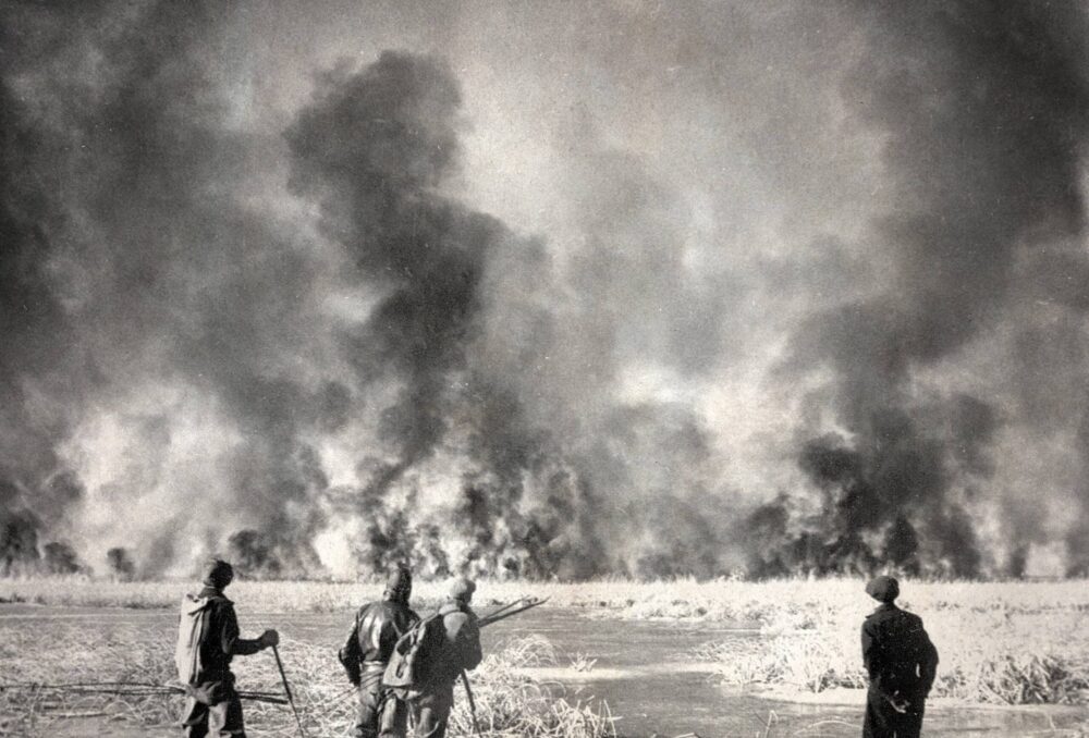 Un marais asséché de Waterhen est en feu, 1937