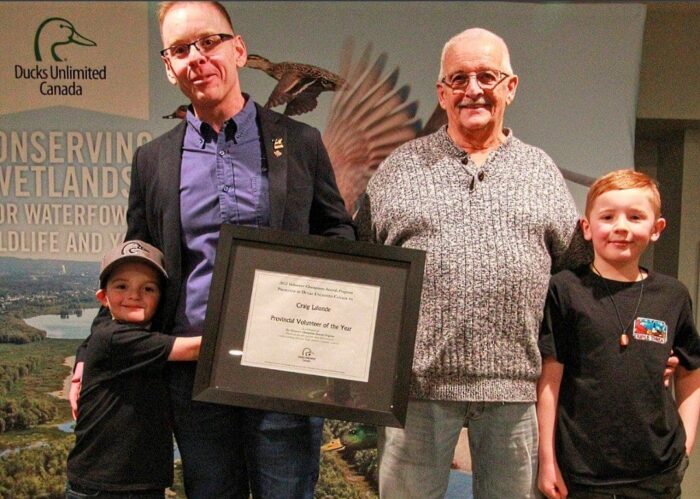 Craig Lalonde avec sa famille lors de la remise d'un certificat le désignant bénévole de l'année de CIC en Ontario. 