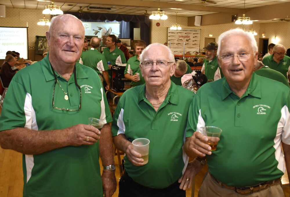 Duncan Sinclair, Percy Whitcroft et Herb Kebbel lors du dîner de collecte de fonds de DUC à Aylmer, en Ontario, en 2019. 