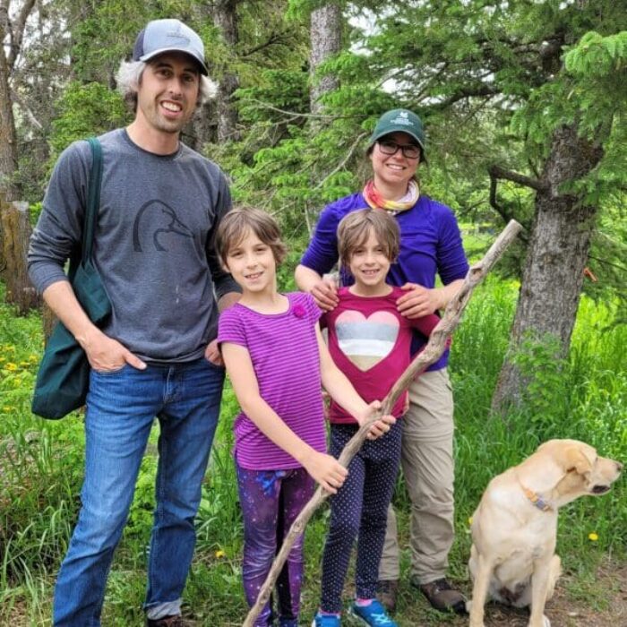 Jared Clarke, Kristen Martin et leurs enfants suivent la diversité des oiseaux chanteurs près de Regina, en Saskatchewan.