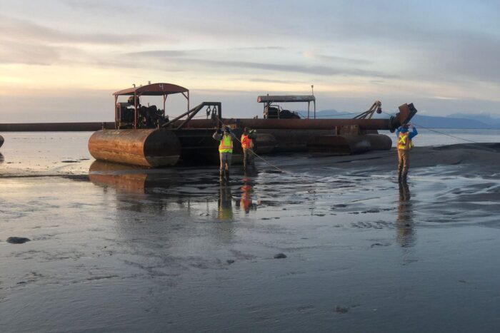 Le projet pilote de Sturgeon Bank réutilise les sédiments qui sont régulièrement dragués dans le fleuve dans le cadre des activités de transport maritime. 