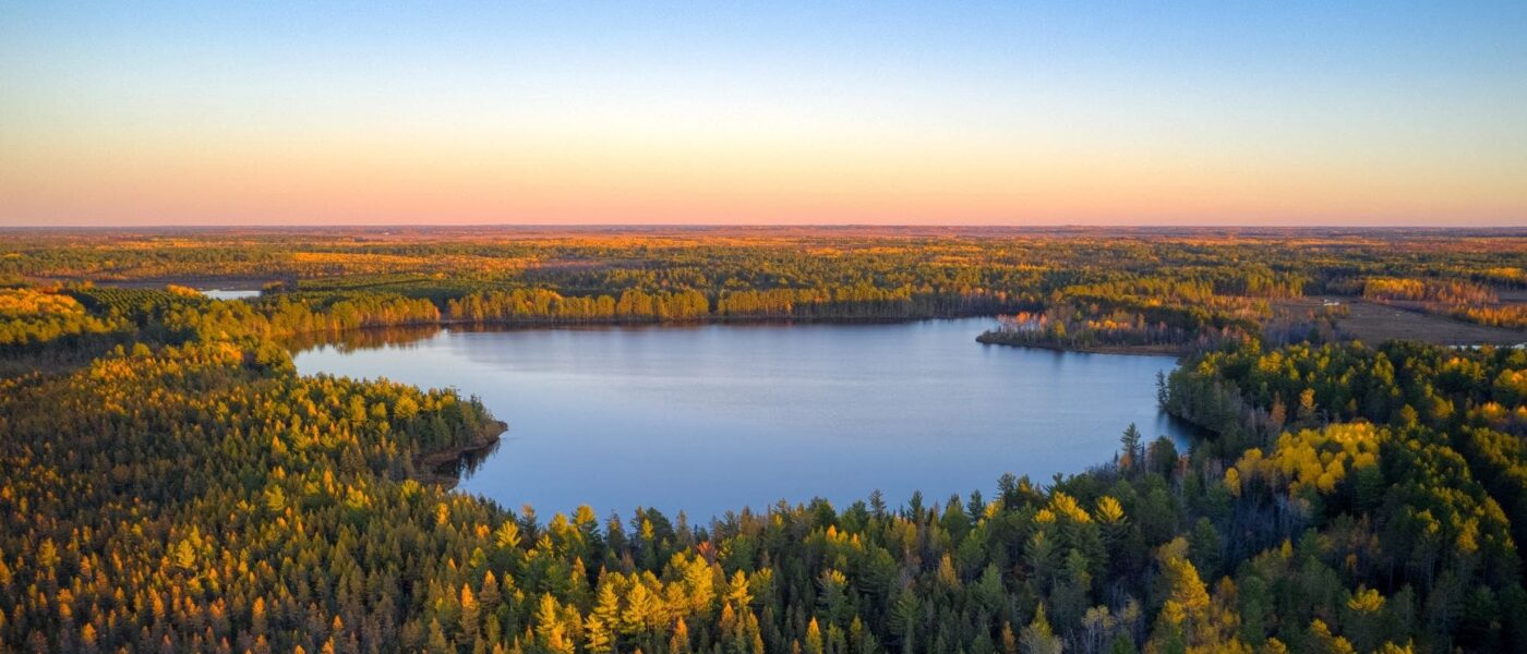 NOTRE TRAVAIL VISANT À PROTÉGER LES MILIEUX HUMIDES, LES PRAIRIES, LES FORÊTS ET D’AUTRES HABITATS NATURELS PRÉCIEUX NOUS OBLIGE À REPOUSSER NOS LIMITES CHAQUE JOUR.