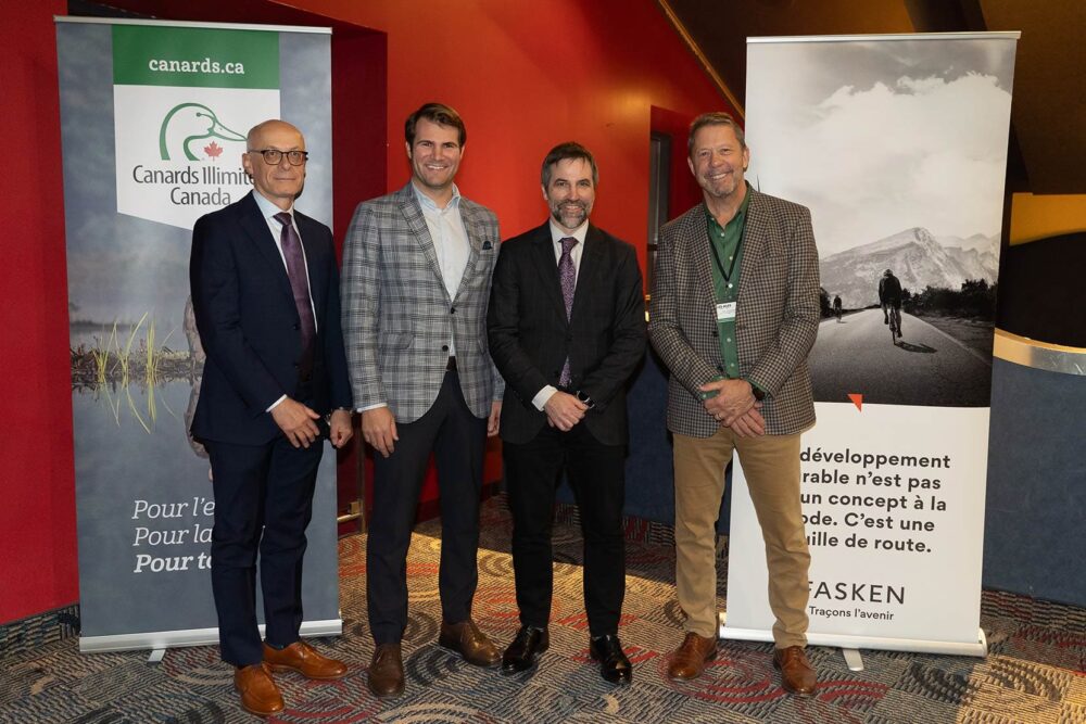 De gauche à droite : Michael Nadler, chef de la direction de Canards Illimités Canada; Antoine Tardif, maire de Victoriaville et premier vice-président de la Fédération québécoise des municipalités; l'honorable Steven Guilbeault, ministre de l’Environnement et du Changement climatique et député fédéral de Laurier—Sainte-Marie ainsi que Roger d’Eschambault, président du conseil d’administration de Canards Illimités Canada.