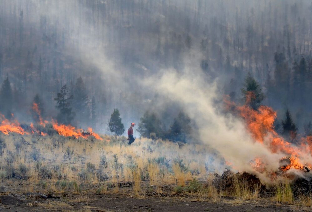 Efforts pour vaincre l’incendie de Tremont Creek en Colombie-Britannique, 2021.