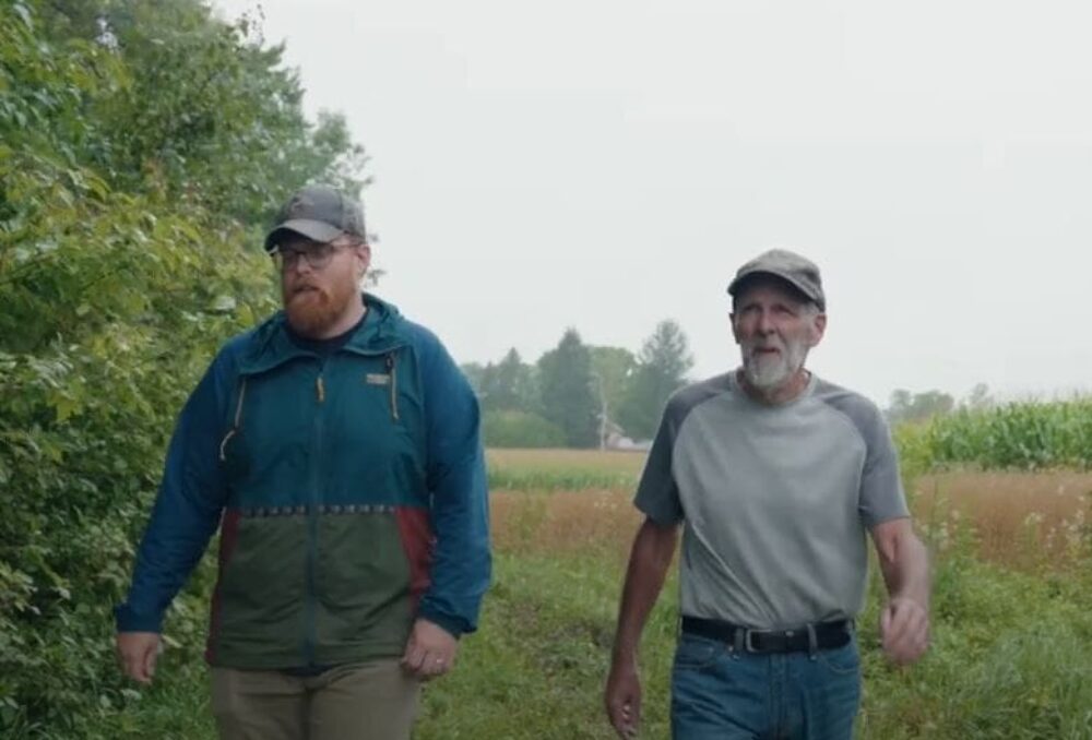 Darryl Hutton (à gauche) accompagné de Nick Krete, spécialiste en conservation de Canards Illimités Canada, lors d’une visite des milieux humides restaurés sur ses terres agricoles du sud-ouest de l’Ontario. 