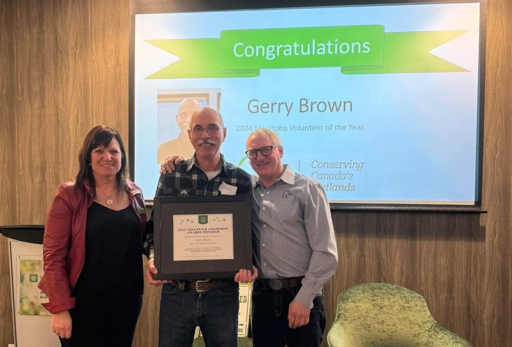 Gerry Brown, au centre, a été honoré lors d'une célébration provinciale des bénévoles de CIC en février 2024. À gauche : Tracey Machan, coprésidente du Conseil provincial des bénévoles de CIC au Manitoba ; à droite : Brad Porath, gestionnaire des événements et de la collecte de fonds de CIC au Manitoba : Brad Porath, gestionnaire des événements et de la collecte de fonds de CIC au Manitoba.