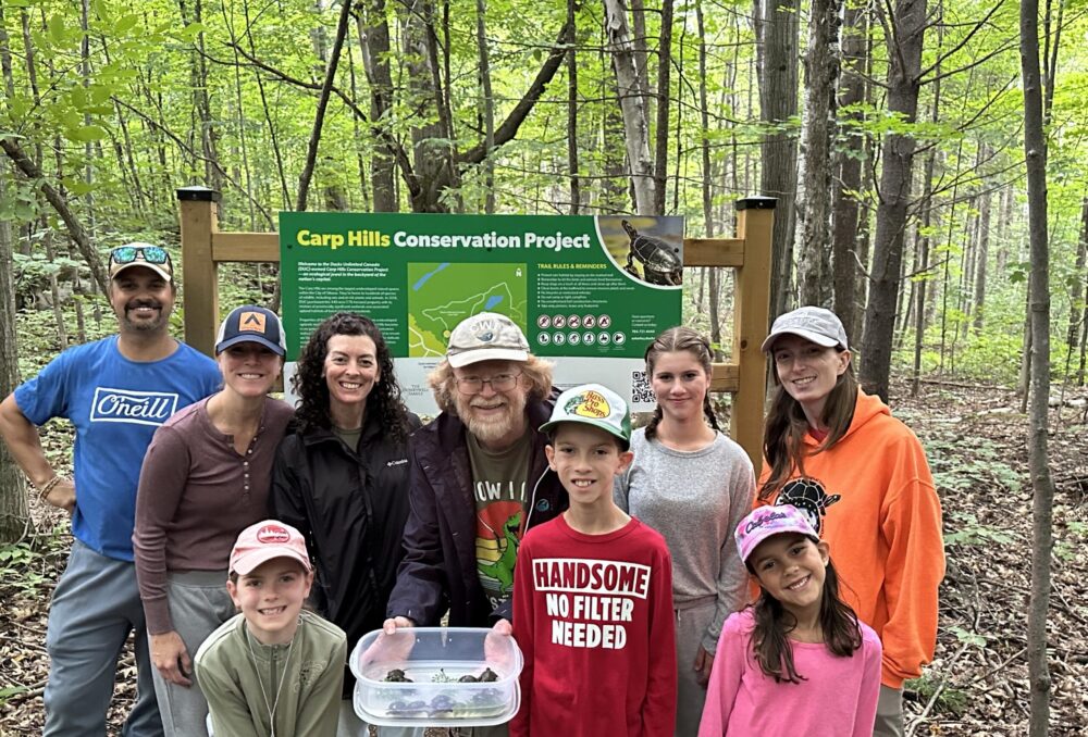 Le groupe complet de membres de la communauté qui ont aidé pour la libération des nouveau-nés de tortues aux collines de Carp. 