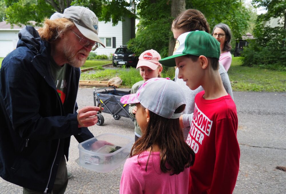 David Seburn, biologiste et spécialiste des tortues pour la Fédération canadienne de la faune, guide les membres de la communauté locale pour la libération des nouveau-nés. 