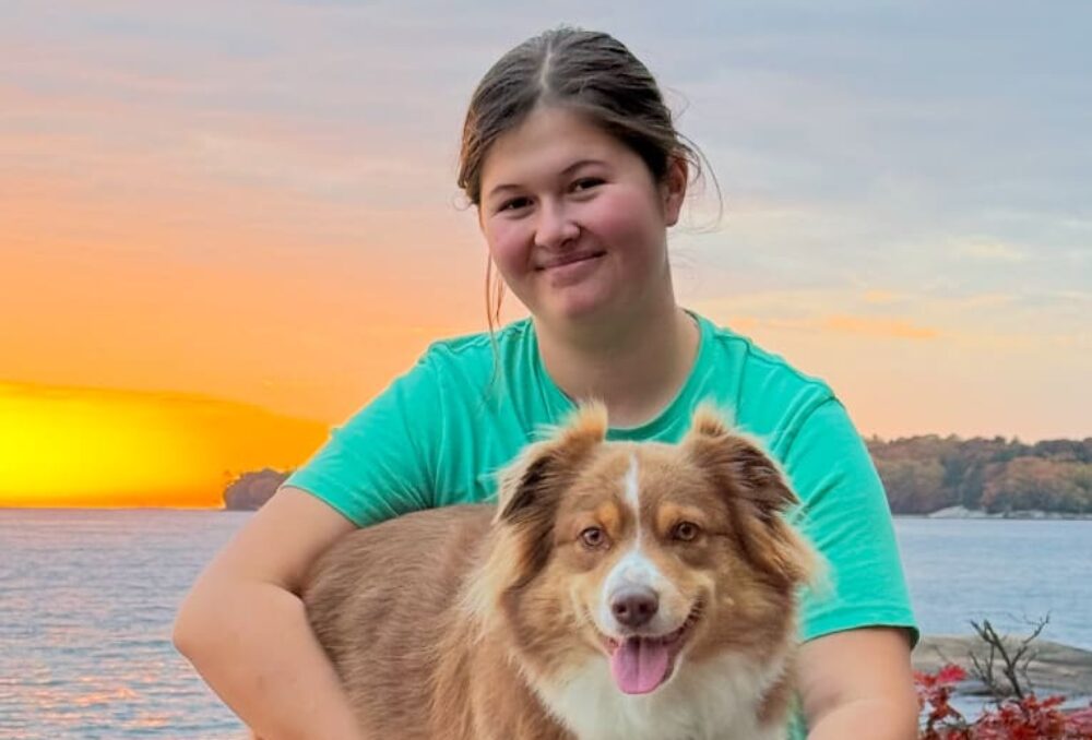 Maija Fotr en compagnie de son chien Aspen au parc provincial de Killbear. 