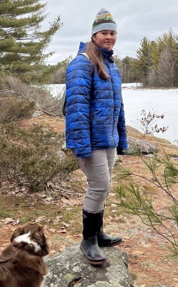  Maija accompagnée de son chien Aspen dans la forêt de Copeland en Ontario 