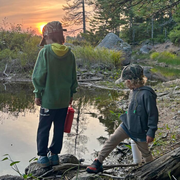 J’ai pris cette photo de mes fils lors de notre première chasse à l’oie ensemble, qui s’est transformée en capture de grenouilles. Cette photo a été prise à Ingramport, N.-É. J’ai grandi dans cette région et je continue à la visiter; j’y installe des nichoirs et je profite de la nature. 
